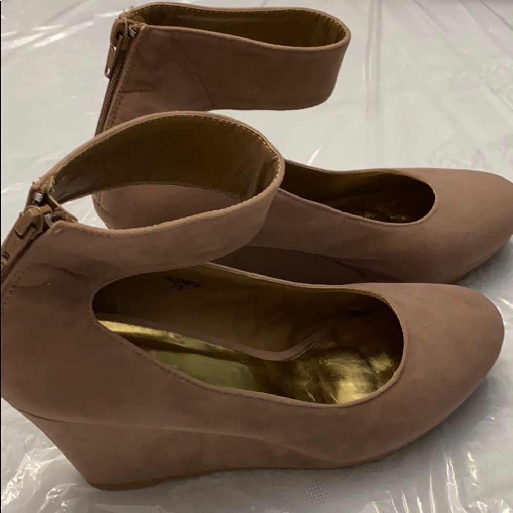 Wedge shoes with ankle bands